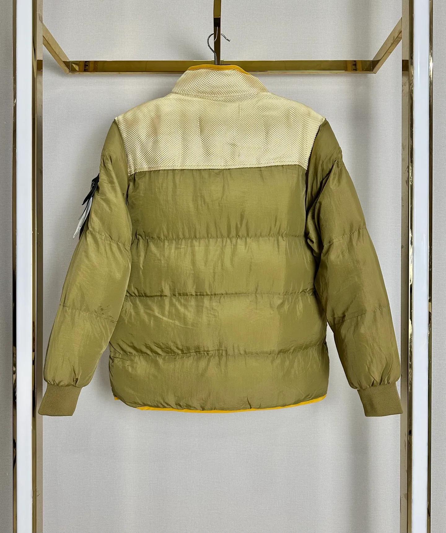 P300 STONE LSLAND/Stone Island metal nylon down jacket. This style is made of super fluffy combed down cotton. It is super warm and thick⚠️ One piece for winter. Top-notch stitching technology. The thermal insulation effect is even better than the down jacket. One piece for winter without stress. All metal hardware and accessories inside are customized one to one! The upper body of the whole dress is full of functionality and style. The fabric is made of metal nylon, windproof and waterproof. It is full of technology. An advanced player in the fabric field! Functional cotton clothing, a must-have for islanders, with unparalleled texture! Color: black silver gray military green fluorescent green haze blue yellow Size M-2XL